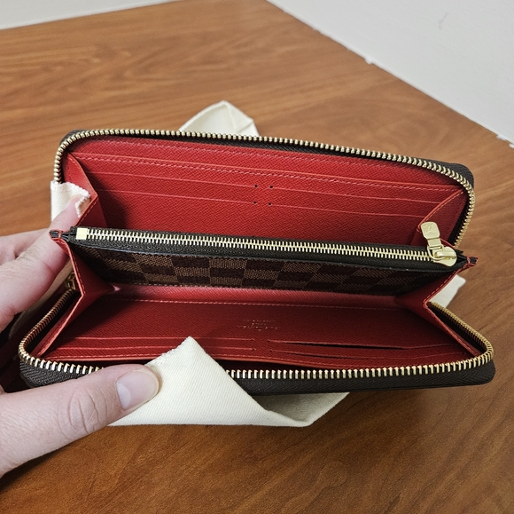 LOUIS VUITTON ZIPPERED WALLET - Picture 11 of 14